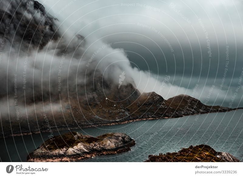 Loch Coruisk auf Isle of Skye Weitwinkel Panorama (Aussicht) Froschperspektive Schwache Tiefenschärfe Licht Abend Textfreiraum Mitte Textfreiraum unten