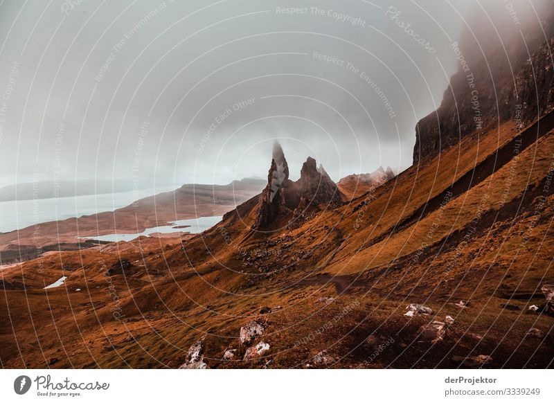 Old Man of Storr am Morgen auf Isle of skye Zentralperspektive Starke Tiefenschärfe Schatten Morgendämmerung Textfreiraum Mitte Textfreiraum oben