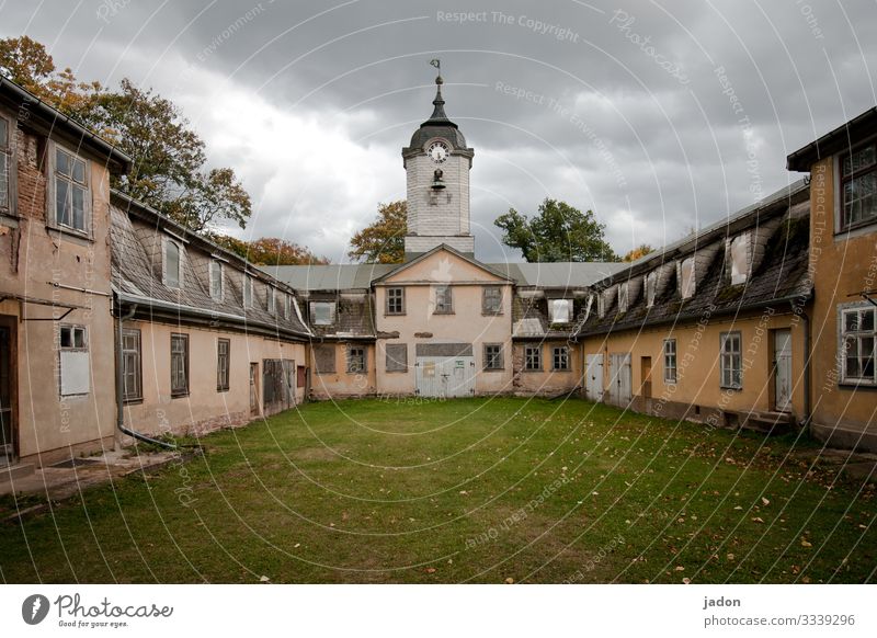 traumkulisse (2). Häusliches Leben Renovieren Landwirtschaft Forstwirtschaft Baustelle Architektur Umwelt Gewitterwolken Unwetter Gras Menschenleer Haus