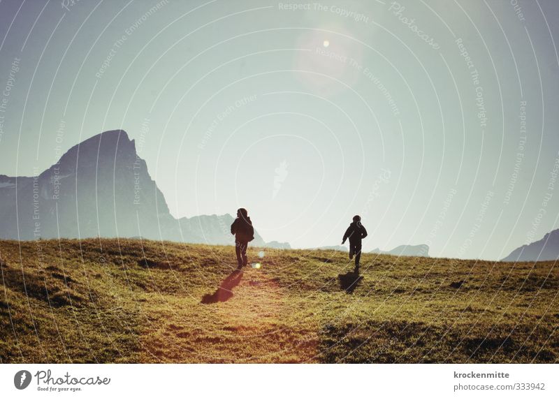 tief drängt das Lied der Berge Mensch maskulin Kind Junge Bruder Freundschaft Kindheit Jugendliche 2 8-13 Jahre Umwelt Natur Landschaft Himmel Sonne Herbst Gras