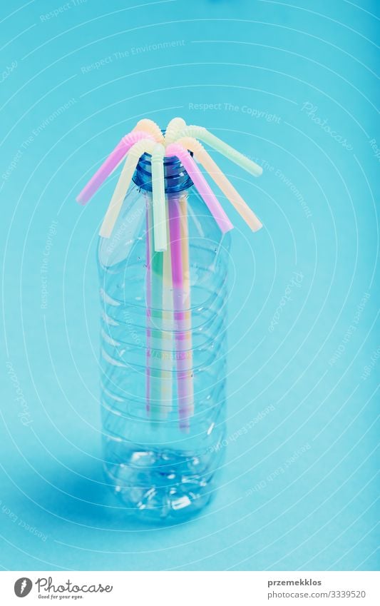 Plastikflasche mit bunten Strohhalmen Flasche sparen Umwelt Container Kunststoff blau Umweltverschmutzung Umweltschutz Müll wiederverwerten Recycling ökologisch