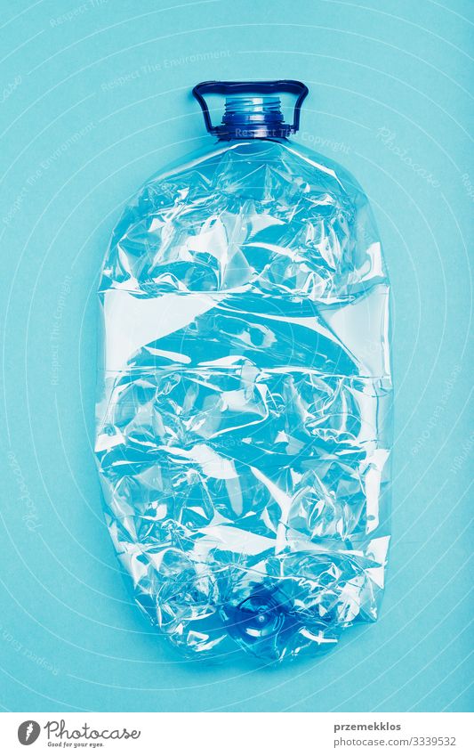 Zerquetschte leere Plastikflasche wird zum Recycling gesammelt Flasche sparen Umwelt Container Kunststoffverpackung blau Umweltverschmutzung Müll