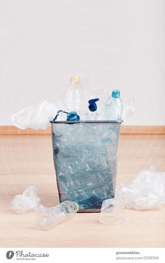 Haufen von Plastikflaschen, Bechern, Säcken, die zum Recycling gesammelt werden Flasche Umwelt Container Verpackung Paket Kunststoffverpackung Holz