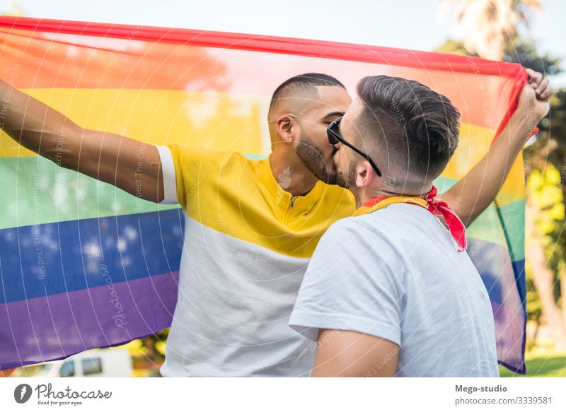 Schwules Paar küsst und zeigt seine Liebe mit der Regenbogenfahne. Lifestyle Glück Freiheit Feste & Feiern Mensch Homosexualität Mann Erwachsene Partner Leben 2