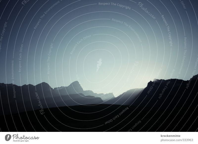 crépuscule Umwelt Natur Landschaft Himmel Wolkenloser Himmel Sonne Sonnenaufgang Sonnenuntergang Sonnenlicht Hügel Felsen Alpen Berge u. Gebirge Gipfel