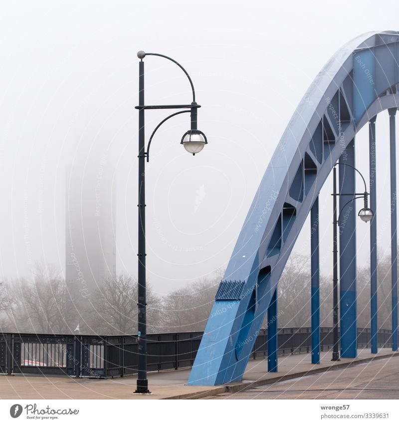 Im Vordergrund ein Bogen der Sternbrücke und im Hintergrund der Albin Müller Turm  an einem Nebeltag Magdeburg Deutschland Europa Stadt Stadtzentrum