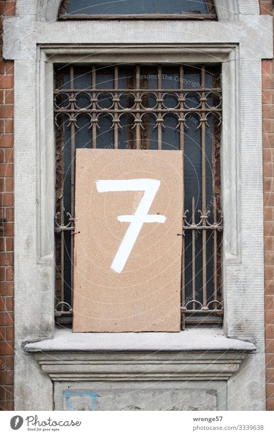 Eingang Nummer 7 Haus Fassade Fenster Ziffern & Zahlen alt Stadt braun grau weiß Häusliches Leben Gitter Hausnummer Altbau Menschenleer Leerstand Farbfoto