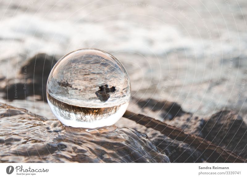 Der Blick in die Zukunkt Wasser Glaskugel Stein Kugel Vorfreude schön Wahrheit Weisheit Neugier Hoffnung träumen geheimnisvoll Idee Wunsch Zukunft Farbfoto