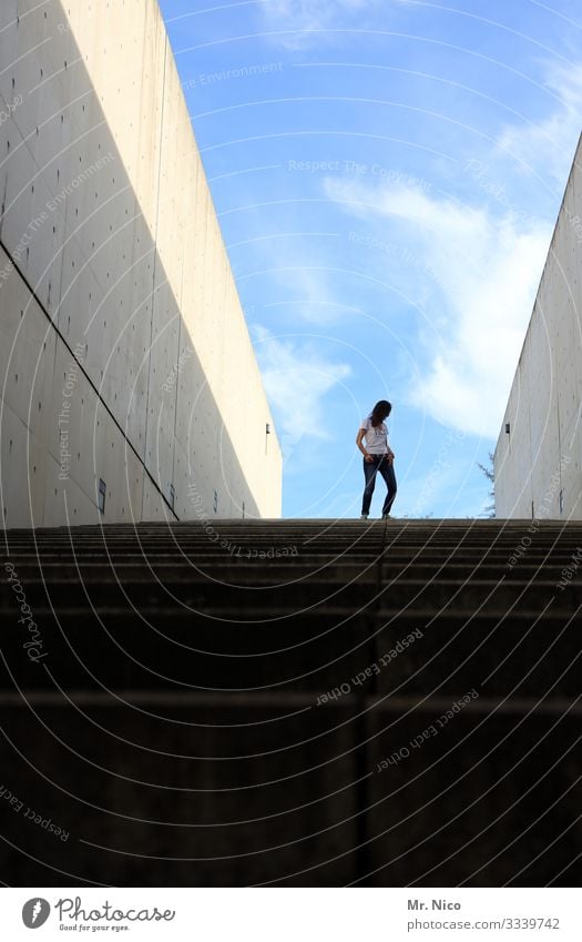 komm runter bleib oben feminin Frau Erwachsene 1 Mensch Himmel Schönes Wetter Bauwerk Gebäude Architektur Mauer Wand Treppe langhaarig selbstbewußt Coolness