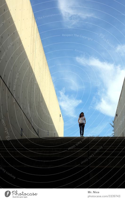 komm runter bleib oben feminin Frau Erwachsene 1 Mensch Himmel Schönes Wetter Bauwerk Architektur Mauer Wand stehen Treppe Coolness selbstbewußt abwärts