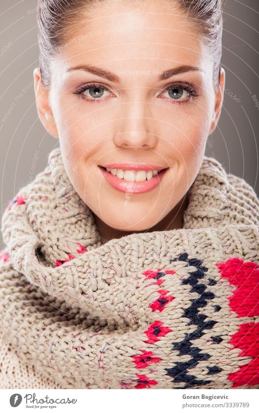 Junge Frau schön Haut Gesicht Kosmetik Schminke Winter Mensch Jugendliche Erwachsene 1 18-30 Jahre Wärme Mode Bekleidung Pullover Schal Coolness niedlich weiß