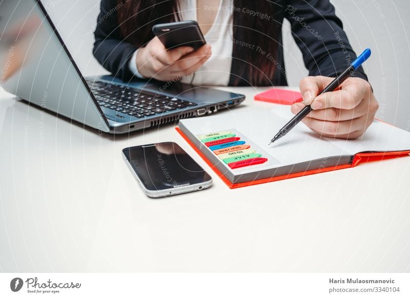 Arbeiten im Büro mit Technik und Stift kaufen Arbeit & Erwerbstätigkeit Beruf Büroarbeit Dienstleistungsgewerbe Medienbranche Werbebranche Kapitalwirtschaft