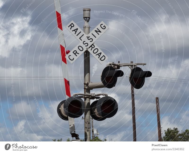 Bahnübergang Lifestyle Stil Design Bahnhof Verkehr Verkehrsmittel Verkehrswege Bahnfahren Schienenverkehr Ferien & Urlaub & Reisen blau Stimmung Farbfoto