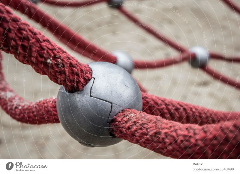 Seilnetz auf einem Spielplatz. Lifestyle Stil Fitness Wellness Leben Freizeit & Hobby Spielen Bildung Kindergarten Schule Schulhof Wirtschaft Industrie Handel