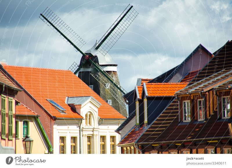 Stadtansicht mit Windmühle Sightseeing Architektur Wolken Schönes Wetter Müritz Stadtzentrum Haus Fassade authentisch historisch Kitsch Wärme Stimmung