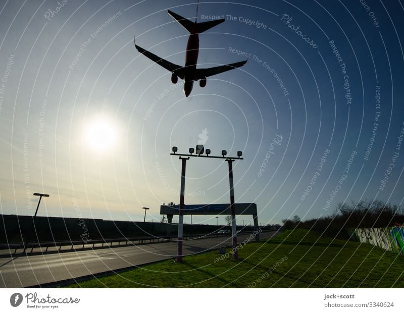 Landeanflug Schönes Wetter Wärme Wiese Flughafen Berlin-Tegel Verkehrsmittel Verkehrswege Stadtautobahn Passagierflugzeug Flugzeuglandung Signalanlage fliegen