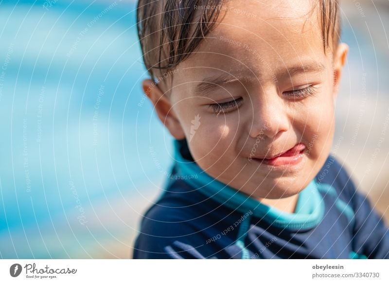 süßer junger Mischlingsjunge lächelt Freude Glück Gesicht Erholung Schwimmbad Freizeit & Hobby Spielen Ferien & Urlaub & Reisen Sommer Sport Erfolg Kind Mensch