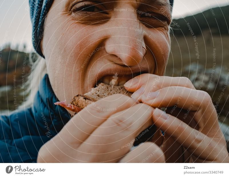 Wurstbrot essen wandern brotzeit wurstbrot beissen unterwegs essen und trinken hunger hände blick abbeißen natur landschaft sport ernährung nahrung energie