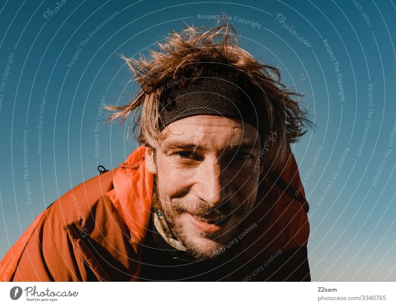 Portrait von jungem Wanderer brecherspitze spitzing wandern mann Natur gipfel portrait sportlich gesicht bart stirnband haare warm sonne blauer himmel