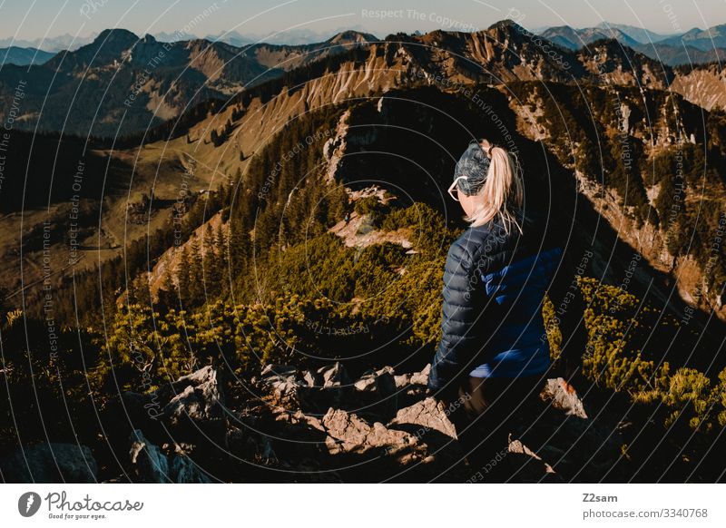 Wandern auf dem Brecherspitz | Bayern brecherspitze wandern bayern gebirge alpen gipfel wald panorama gehen sportlich gebüsch warm herbst grün braun frau