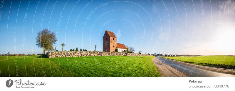 Panoramalandschaft mit einer Kirche schön Sonne Haus Umwelt Natur Landschaft Himmel Herbst Wetter Gras Park Wiese Gebäude Architektur Stein alt blau grün weiß