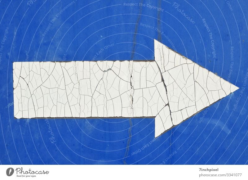 Pfeil nach Rechts Hinweis Schild Hinweisschild Verkehrszeichen Verwittert Weiß Blau Menschenleer Außenaufnahme Schilder& Markierungen Zeichen Straßenverkehr