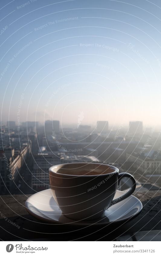 Kaffee über Berlin Getränk Espresso Cappuccino Tasse Untertasse Kaffeetasse Himmel Wolkenloser Himmel Berlin-Mitte Hauptstadt Stadtzentrum Menschenleer Hochhaus