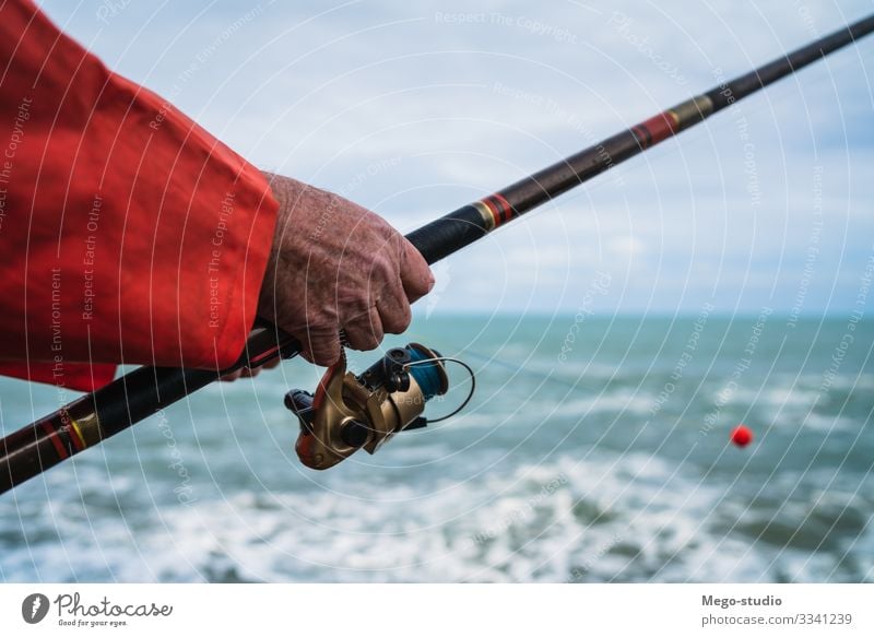 Fischer, die auf dem Meer fischen. Lifestyle Glück Erholung Freizeit & Hobby Spielen Ferien & Urlaub & Reisen Sport Ruhestand Mensch Mann Erwachsene Hand 1