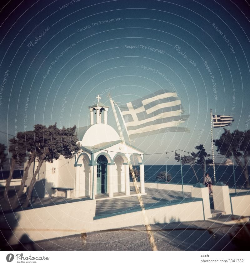 Kirche und Staat Himmel Pflanze Baum Küste Meer Ägäis Mittelmeer Insel Kykladen Milos Griechenland Dorf Altstadt Religion & Glaube Kreuz Christliches Kreuz