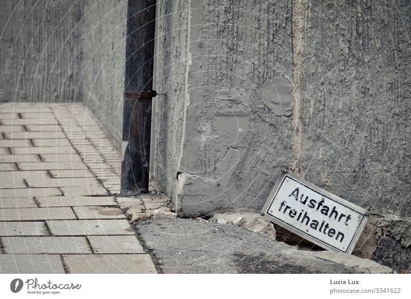 Ausfahrt freihalten Ludwigsburg Stadt Stadtzentrum Menschenleer Mauer Wand trist grau Schilder & Markierungen Regenrinne Baustelle sinnlos Farbfoto