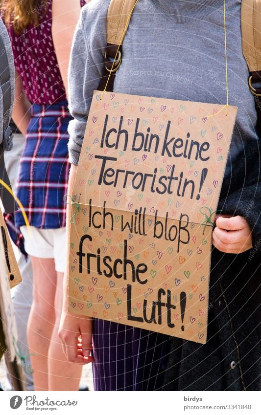 Feindbild UmweltschützerIn feminin Junge Frau Jugendliche 3 Mensch Klima Klimawandel Schriftzeichen Hinweisschild Warnschild Herz Bewegung stehen authentisch