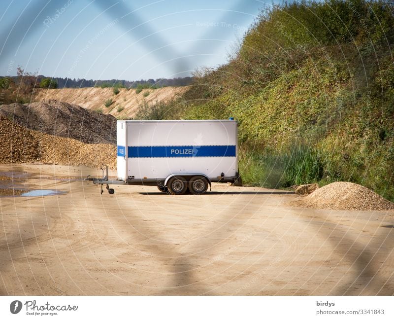 Polizei - Anhänger auf einem abgeriegelten Stellplatz Polizeiwagen Polizeianhänger Polizeifahrzeug Sand Wolkenloser Himmel Sommer Schönes Wetter Kiesgrube