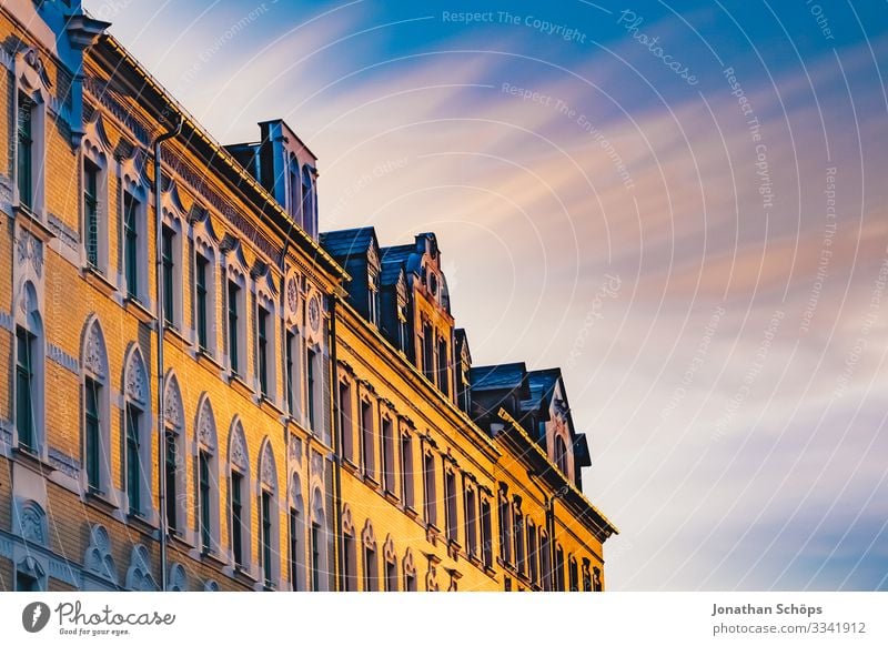 Abendsonne auf Hausfassade mit Himmel Chemnitz Deutschland Dämmerung Sachsen Fassade Fassaden Sonnenlicht Abendlicht Abendstimmung Wohnhaus Blauer Himmel