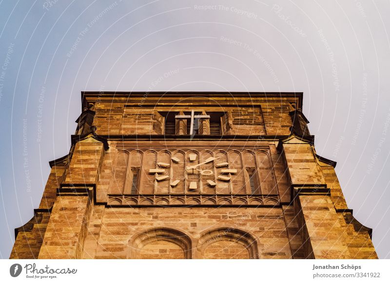 Kirchturm mit Turmuhr und Kreuz Schlosskirche Chemnitz Abendsonne Deutschland Dämmerung Sachsen Uhr Zeit Christentum Kirche Glaube Gott evangelisch Himmel