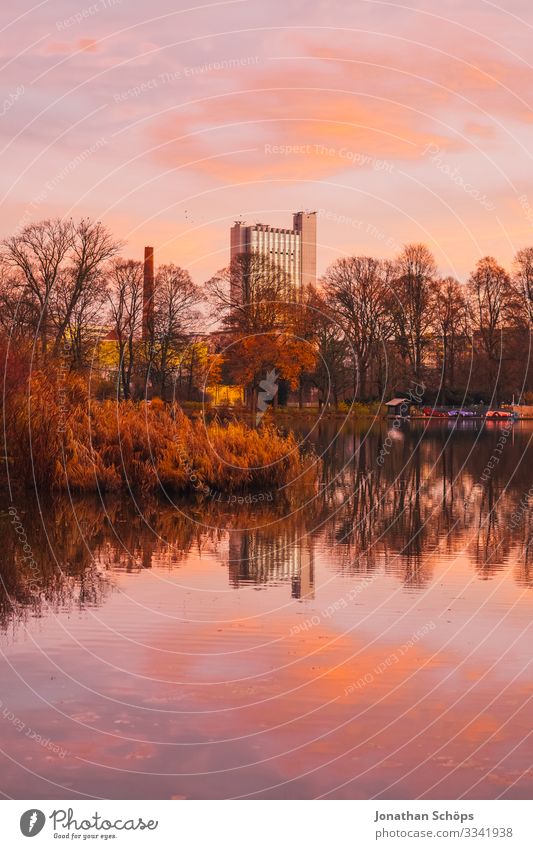 Kulturhauptstadt Chemnitz 2025 Blick über den Schlossteich Richtung Hotel in Stadtzentrum bei Abendsonne Umwelt Natur Wasser Herbst Klima Schönes Wetter Park