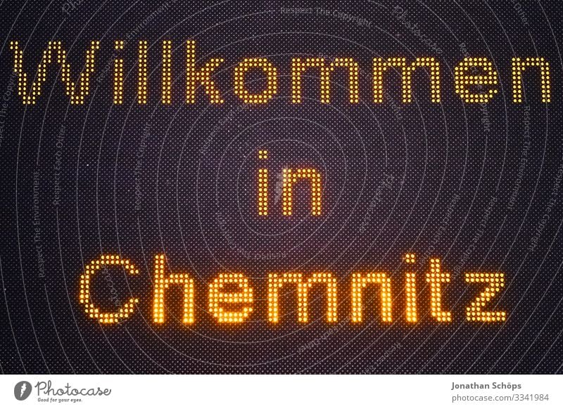 Willkommen in Kulturhauptstadt 2025 Chemnitz Schild Stadt Stadtrand bevölkert Billig Abendsonne Sachsen Schilder & Markierungen Leuchtdiode Begrüßung