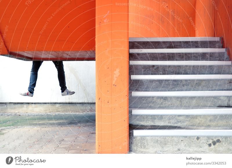 mind the gap Mensch maskulin Beine Fuß 1 Stadt Haus Treppe hängen Klettern Klimmzug Sport sportlich heben Fitness Le Parkour Hinterhof Farbfoto mehrfarbig