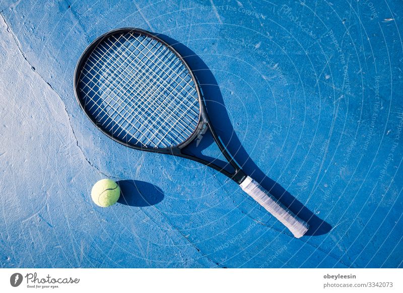 gelber Tennisball auf dem Boden des Tennisplatzes mit Schläger Lifestyle Freude Spielen Sommer Sport Mensch Mann Erwachsene Freundschaft Partner Fitness grün