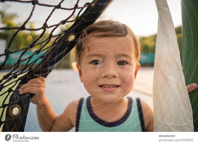 süßer junger Mischlingsjunge, der in der Sonne lächelt Freude Glück schön Gesicht Kind Mensch Kleinkind Junge Mann Erwachsene Kindheit Zähne Lächeln