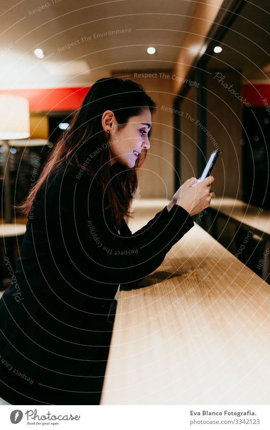 v Frau Handy Innenaufnahme Restaurant Café Fenster Geschäftsfrau Lifestyle Nacht Reflexion & Spiegelung Jugendliche Mädchen schön Tee Mobile Telefon Heißgetränk