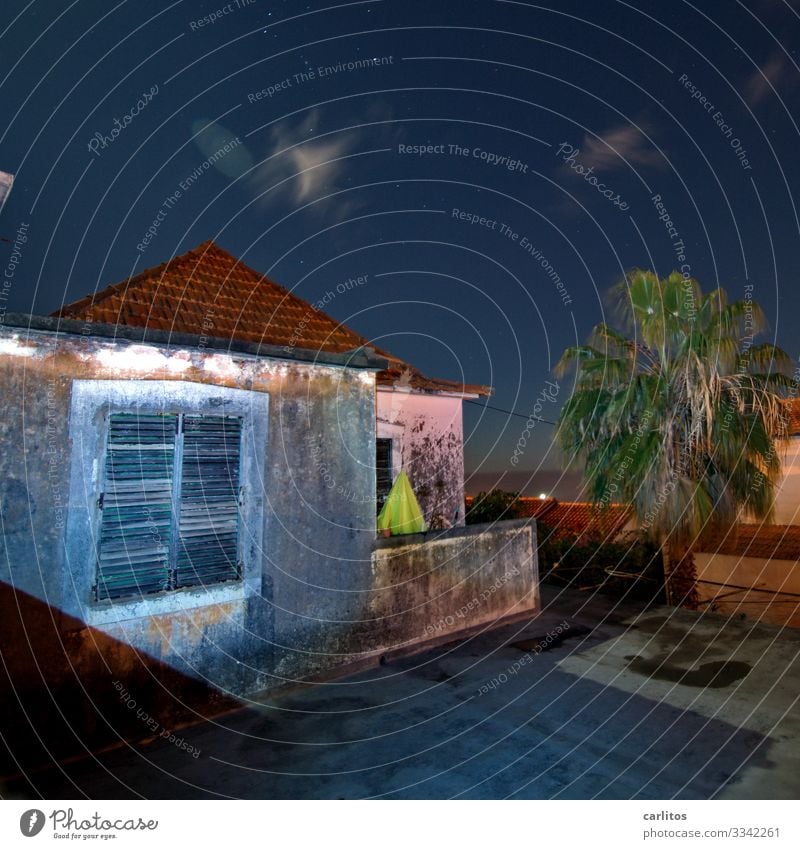 Funchal | altes Haus bei Nacht Portugal Madeira Architektur Ziegeldach Spitzdach Fassade Mauer Balkon weiß Himmel Verfall verfallen Fensterladen Sonnenschirm