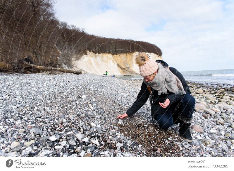 Lieblingsmensch | auf Schatzsuche an der Steilküste Thementag Rügen Insel Kreidefelsen Steinstrand steinig Strand Küste Küstenstreifen Ostsee Meer Außenaufnahme