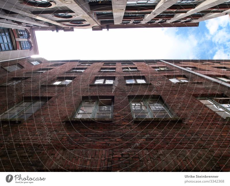 Blick aus düsterer Häuserschlucht in den Himmel Gebäude Haus alt Fenster Altbau Lichtblick Fassade Altstadt Hamburg Gängeviertel Klinker Backstein Klinkerbau