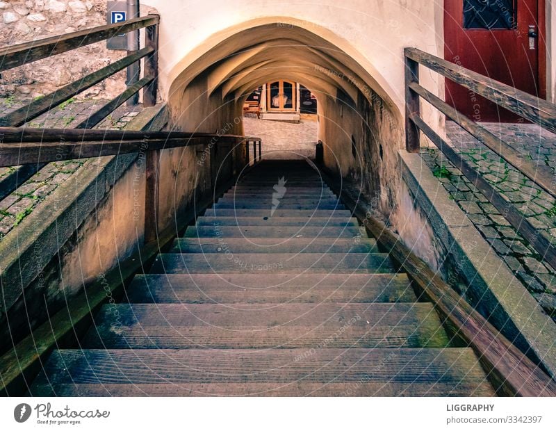 Der ABGANG! Architektur Umwelt Dorf Stadt Altstadt Platz Mauer Wand Treppe Stein Holz alt entdecken Blick braun Leiter Wege & Pfade gehen gefährlich Angst