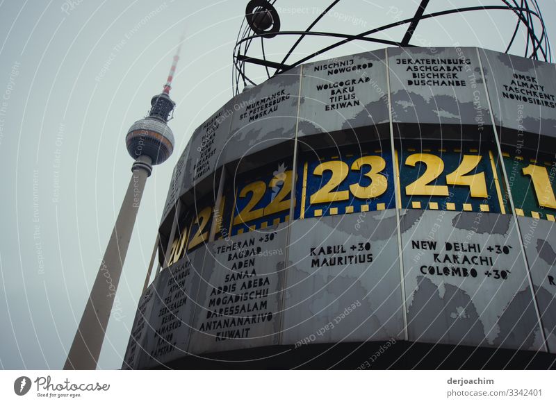 Treffpunkt Alexanderplatz. Berliner Treffpunkt mit Fernsehturm. Stil Leben Umwelt Herbst Schönes Wetter Stadtzentrum Berlin-Mitte Deutschland Platz Bauwerk