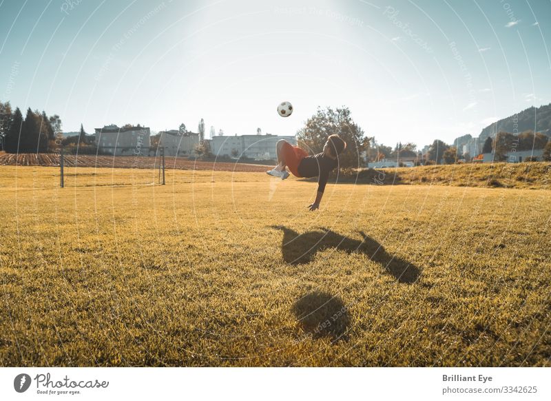 Früh übt sich im Fallrückzieher Freude Freizeit & Hobby Fußball Sport Sportler Fußballplatz maskulin Junge Kindheit 8-13 Jahre springen authentisch