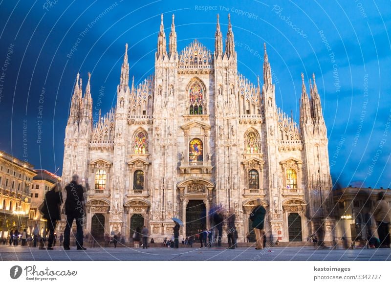 Der Mailänder Dom vom Platz aus Tourismus Dekoration & Verzierung Kunst Kirche Gebäude Architektur Fassade Denkmal alt groß blau weiß Religion & Glaube