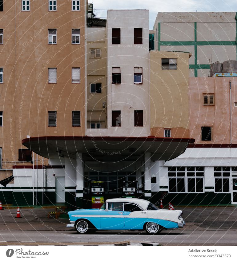 Stilvolles seltenes blaues Auto auf der Stadtstraße PKW Großstadt Tankstelle Straße Asphalt Gebäude Außenseite altehrwürdig retro Design urban Verkehr Fahrzeug