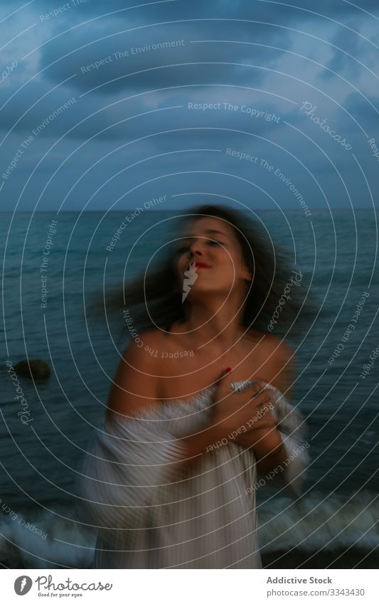 Weibliche Touristen am Meer Frau Strand Wellen Seeküste Barfuß Meeresufer Himmel Himmel (Jenseits) Abenddämmerung Wolken Dame laufen Küstenlinie leer einsam