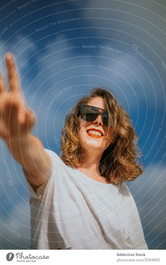 Frau mit Sonnenbrille Stil Lippenstift rot modisch Zeitgenosse Handflächen jung Urlaub reisen Frisur Lifestyle Sommer schön Dame Natur Feiertag lässig Erholung